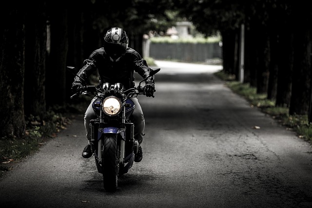 Motocyklista, jadący na sprzedać swoją maszynę do skupu motocykli w Gdyni
